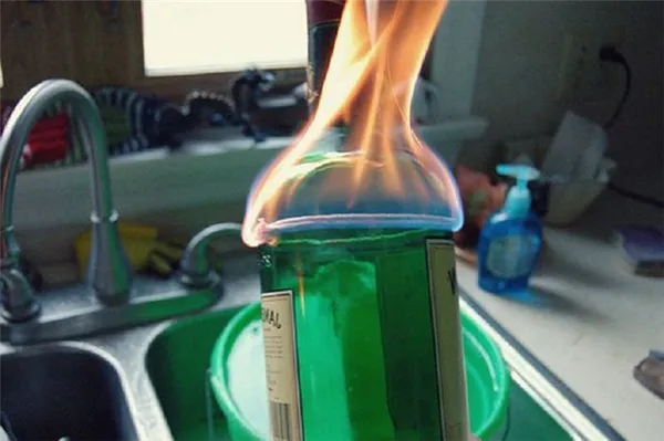 6 способов ровно разрезать стеклянную бутылку. Как отрезать стекло без стеклореза. 3
