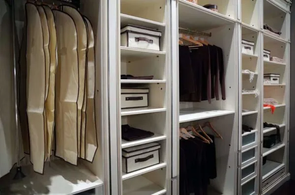 Полки в гардеробной или шкафу из ГКЛ можно разместить наиболее удобным способом