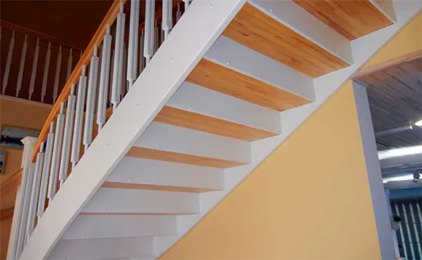 Что такое подступенники в лестнице: важность элемента и способы декорирования? 31