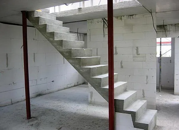 внутренняя бетонная лестница