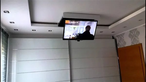 📺 Когда сложно найти место для телевизора на стене: выбираем потолочное крепление