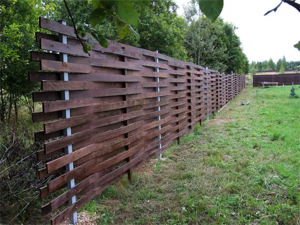 Забор – плетенка из доски