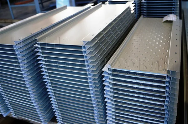 Производство линеарных панелей очень похоже на производство металлосайдинга