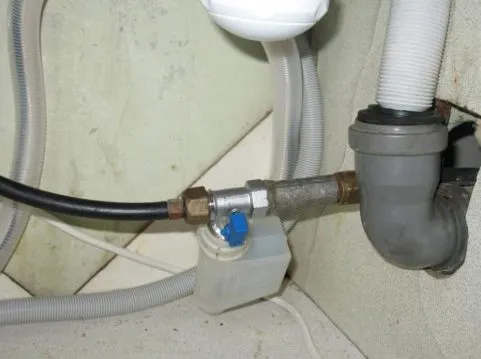 Подключение ванны к канализации — виды сифонов, варианты соединения, монтаж. Как подключить сифон к канализации. 7