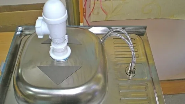 Подключение ванны к канализации — виды сифонов, варианты соединения, монтаж. Как подключить сифон к канализации. 4