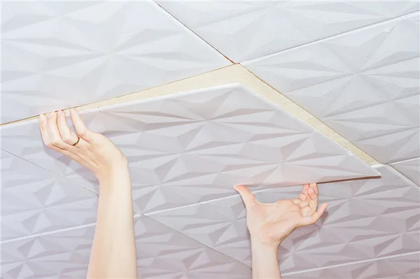 Простые способы по исправлению ужасной потолочной плитки. Как обновить потолок из пенопластовой плитки. 12