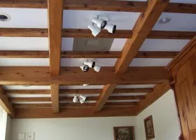 Монтаж декоративных балок на натяжной потолок. Как крепить фальшбалки на потолок. 3