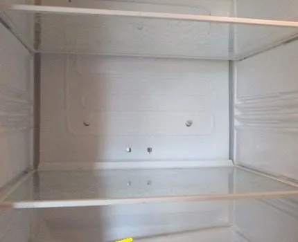 Повреждение корпуса холодильника