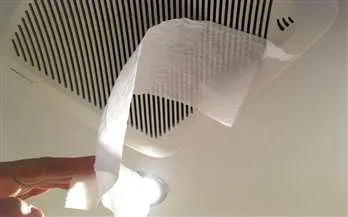 Исправная вытяжка втягивает лист бумаги.