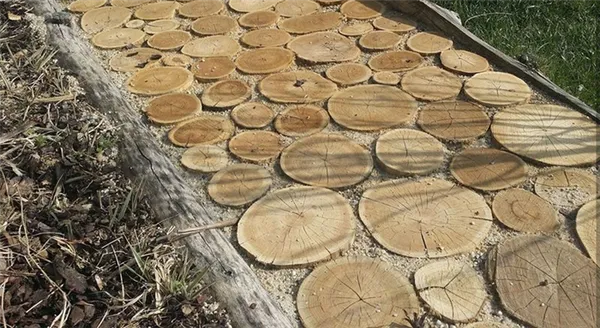 садовая дорожка из спилов дерева