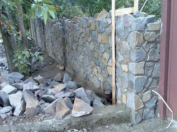 Как построить забор из камня максимально дёшево и на века. Как сделать каменный забор. 2
