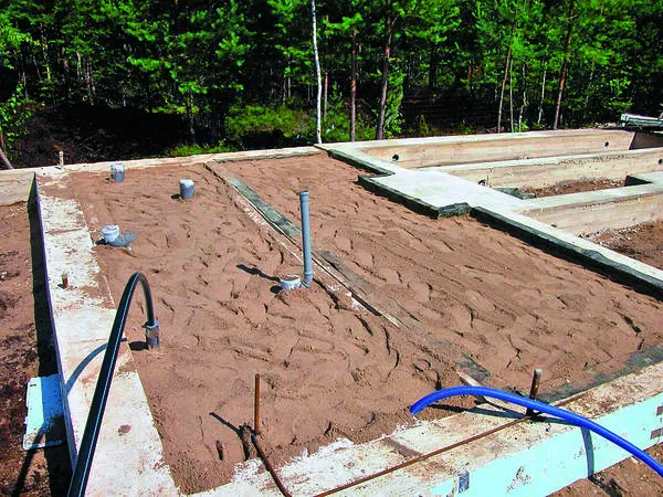 Засыпка песком будущего подпольного пространства в доме, построенном на торфяном грунте на свайно-ростверковом фундаменте. Все коммуникации проложены через песчаную подушку