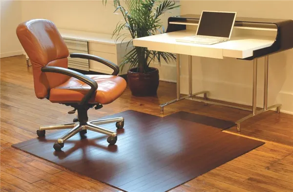 компьютерное кресло в офисе