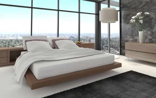 Кровать у большого панорамного окна 
