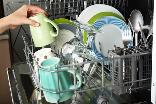 Максимальная загрузка посудомойки также существенно сэкономит затраты на воду