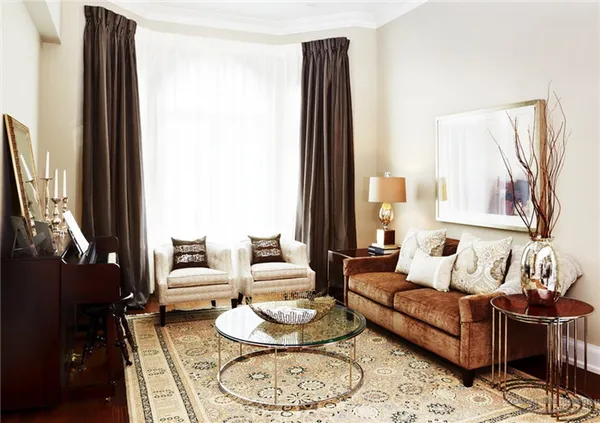коричневый диван в гостиной классика
