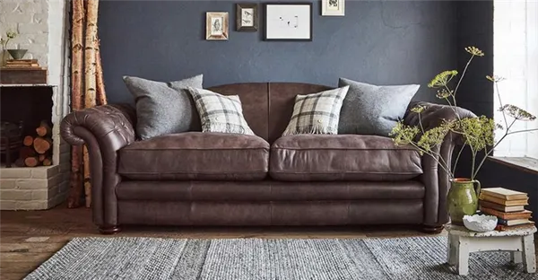 Коричневый диван в интерьере 