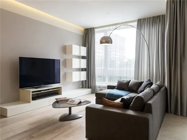 коричневый диван в гостиной минимализм