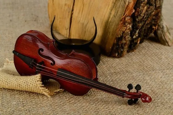 Скрипка из красного дерева