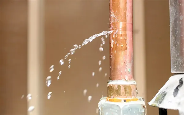 Не забудьте поставить ёмкость для воды под трубу – даже при перекрывании вентиля может идти протечка за счёт давления водяного столба с верхних квартир