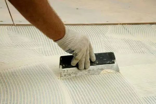 Нанесение клеевого состава на бетонное основание