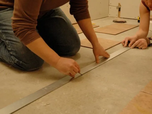Укладка фанеры на бетонный пол: выбор материала, нюансы проведения работ. Как крепить фанеру к бетонному полу. 12