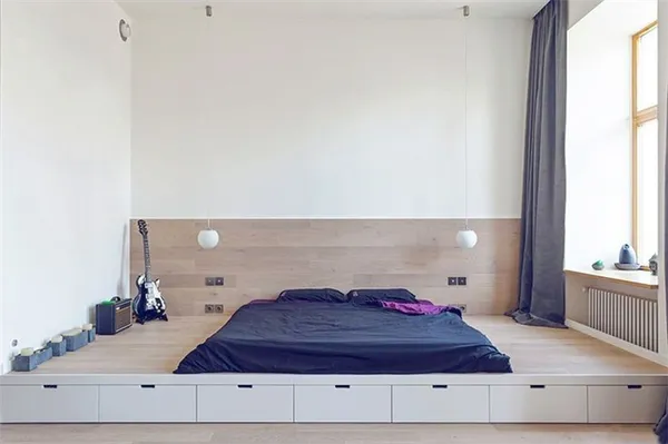 В маленькой комнате подростка можно сделать на полу подиум - в нем обустроить пространство для хранения либо спальное место