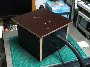 Задняя панель стола для электролобзика с отверстиями для пылесборника и кабеля питания