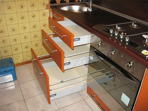 Выдвижные ящики для кухни подбираются индивидуально, исходя из размером помещения и целей заказчика