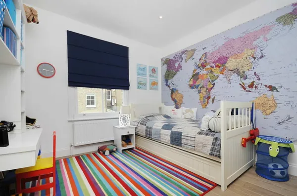 обои с картой мира в детской комнате