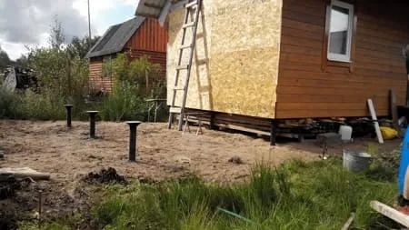 Пристройка санузла к деревянному дому. Как пристроить туалет к дому на даче. 7