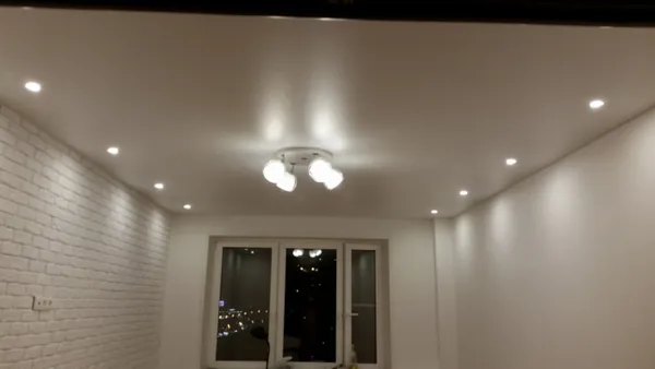 светильники вдоль стен на потолке
