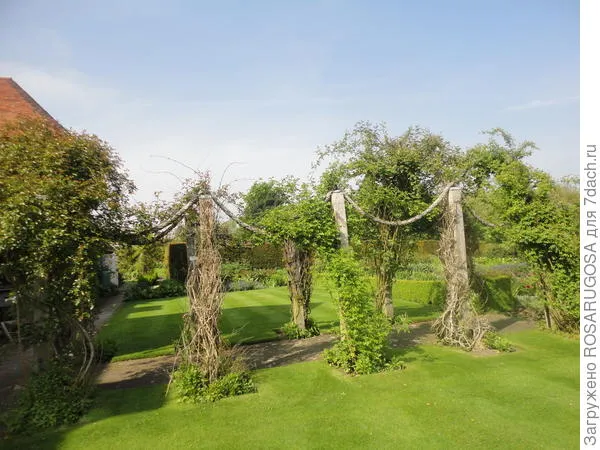Опоры-канаты в частном английском саду