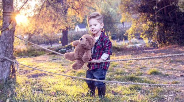 Мальчик с игрушкой бежит по лесу