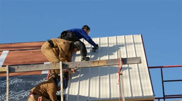 Как нужно крепить профлист на крыше при монтаже – полная инструкция. Как правильно покрыть крышу профнастилом своими руками. 2