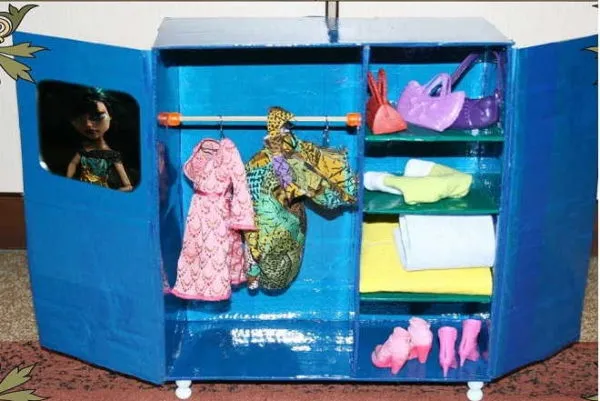 Один из вариантов самодельной мебели ля кукол - шкаф