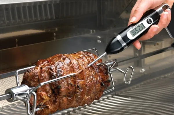 Измерение температуры внутри мяса