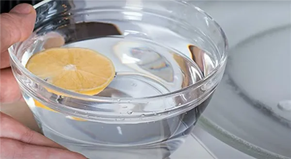 Вода с лимонным соком для чистки микроволновки