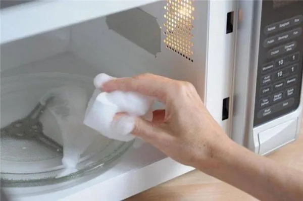7 способов быстро очистить микроволновку от жира. Как отмыть микроволновку внутри от жира. 4