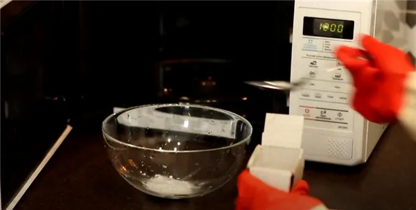 Микроволновку чистят содой