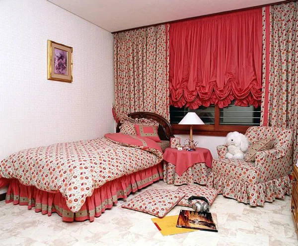 Австрийские шторы в спальне