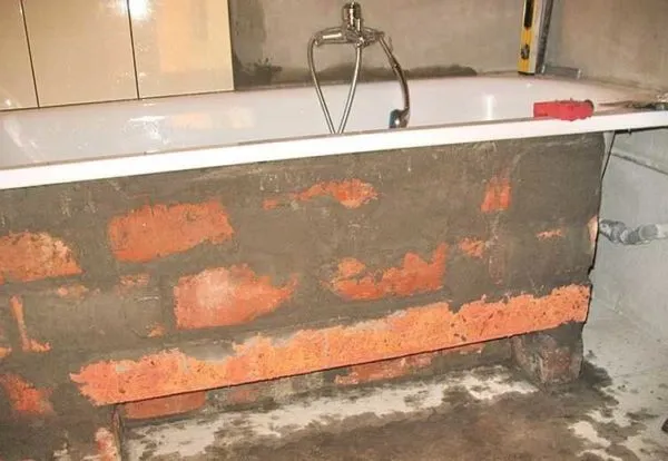 Кирпичный экран под ванну готов к укладке плитки