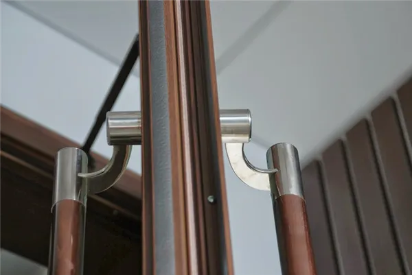 Ручка скоба для входной двери: достоинства и недостатки, особенности установки