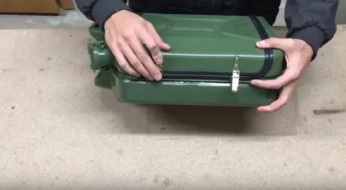 Ящик для инструмента из пластиковой канистры