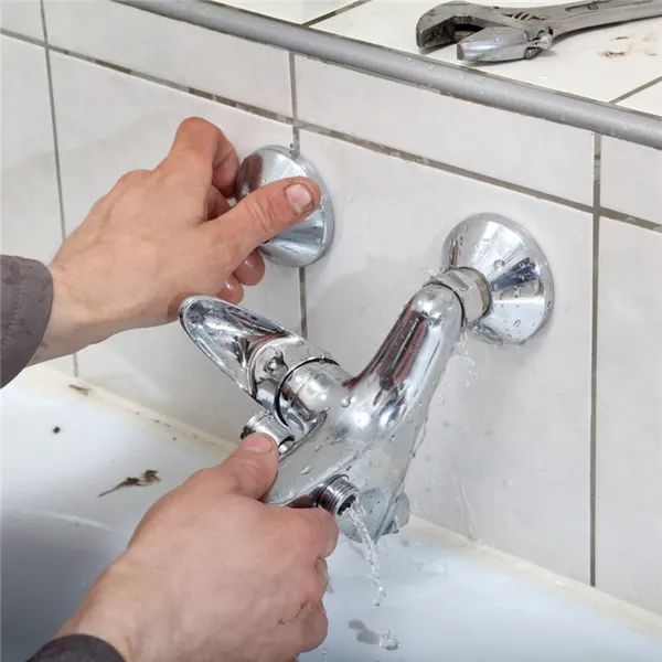 Как установить смеситель в стену. Как закрепить смеситель в ванной на стену. 10