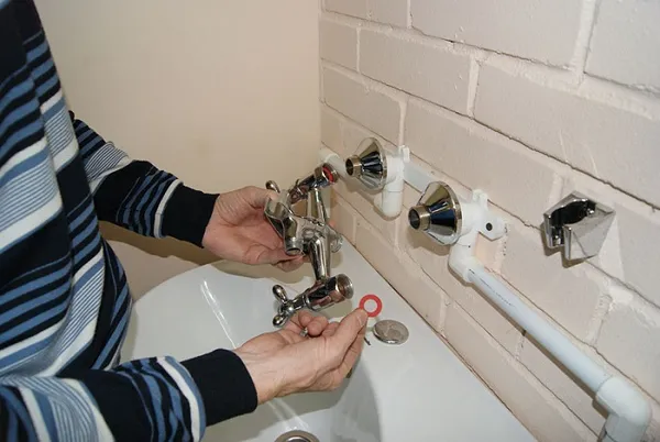 Как установить смеситель в стену. Как закрепить смеситель в ванной на стену. 12
