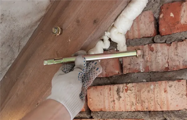 Как прикрепить деревянный брус к кирпичной стене. Как закрепить брусок к кирпичной стене. 4