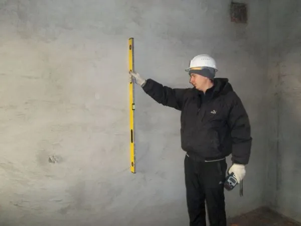 Контроль качества штукатурных работ - проверка ровности стен
