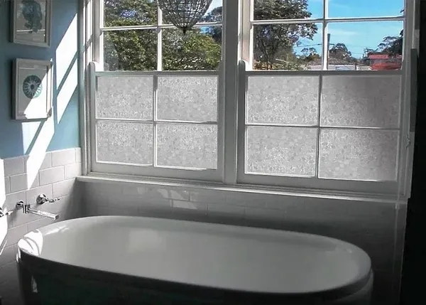 Окно с матовым стеклом - хорошее решение для ванной