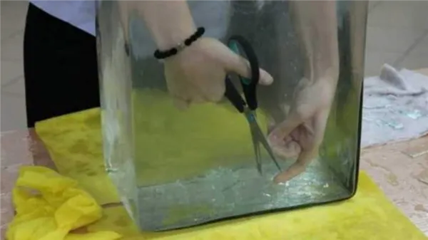Как правильно резать стеклорезом, и что же делать, если инструмента нет